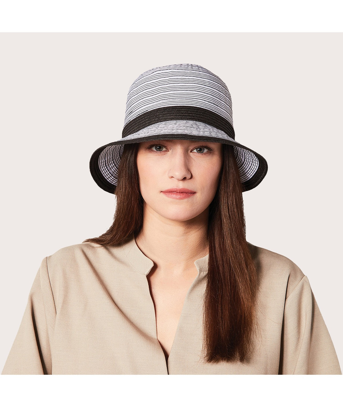 Clarine cloche avec ruban de paille beige